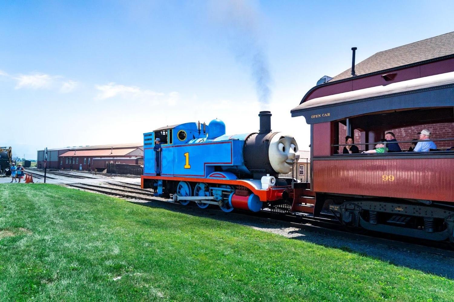 Thomas the train gliding down Strasburg Rail Road's tracks